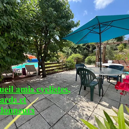 L'escale Du Loup Blanc Bed & Breakfast Maringes