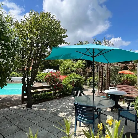 L'escale Du Loup Blanc Bed & Breakfast Maringes